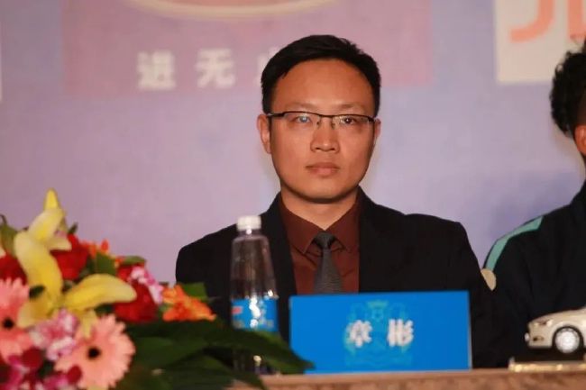 理想的接替人选是阿什沃斯，但如果想把他从纽卡带走很难，费用会很高。